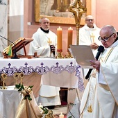 Podczas uroczystej Mszy św. o. Edward Krawczyński poświęcił wniesione relikwiarze.