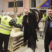 ▲	Radosna atmosfera panująca wśród wolontariuszy natychmiast udzieliła się także biskupowi.  