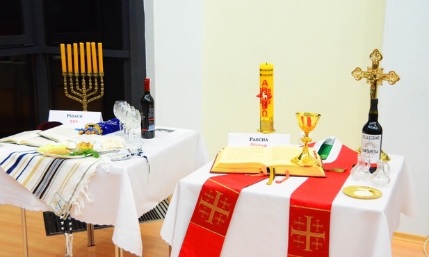 Dwa stoły paschalne: żydowski i chrześcijański.