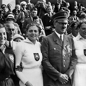 Stadion Olimpijski w Berlinie.  Od lewej: Maria Kwaśniewska, Luise Krüger, Adolf Hitler i Tilly Fleischer.