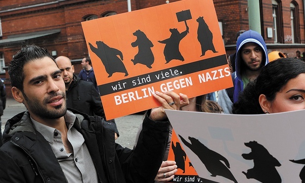Demonstracja  na rzecz przyjmowania uchodźców przed siedzibą Federalnego Ministerstwa Zdrowia w Berlinie, 2015 rok.