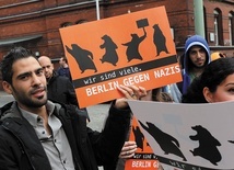Demonstracja  na rzecz przyjmowania uchodźców przed siedzibą Federalnego Ministerstwa Zdrowia w Berlinie, 2015 rok.