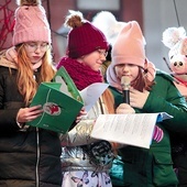 	Schola z parafii św. Mikołaja zaśpiewała wspólnie z Łukaszem Gensekiem, od kilku lat prowadzącym grupę.