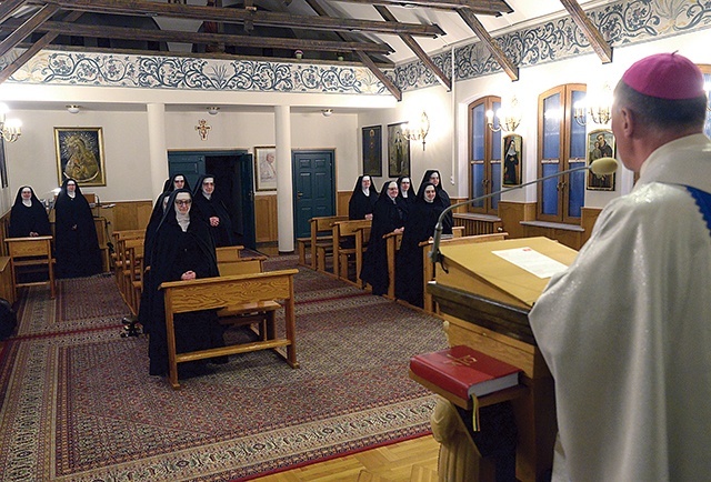 Rocznicowa Eucharystia w kaplicy za klasztorną kratą.