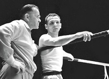 Jerzy Kulej podczas dwóch kolejnych igrzysk zdobył dwa tytuły mistrzowskie. Z lewej strony jego trener Feliks Stamm.