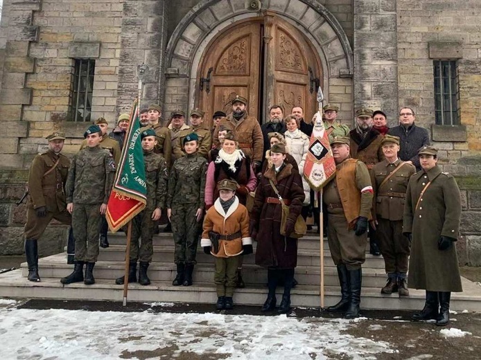 Uczestnicy uroczystości przed wejściem do świątyni w Kraśnicy.