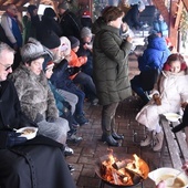 Podczas spotkania można było rozgrzać się ciepłym posiłkiem przy ognisku.