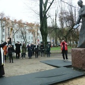 Pomnik został postawiony na skwerze abp. Życińskiego cztery lata temu. 