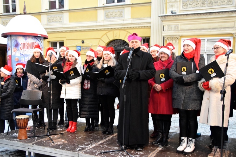 Biskup pomocniczy w czasie składania życzeń. W tle Dziki Chór ze Świdnicy.