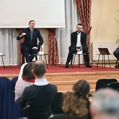 Uczestnicy panelu (od lewej): Artur Dąbrowski z Akcji Katolickiej, ks. Rafał Kowalski z Radia Rodzina, ks. Adam Pawlaszczyk z „Gościa Niedzielnego” i Miłosz Manasterski prowadzący spotkanie.