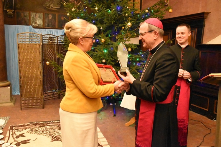 Abp Tadeusz Wojda wręczył laureatce pamiątkową statuetkę.