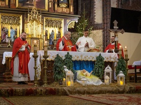 Biskup w czasie Mszy św. w kościele św. Mikołaja.