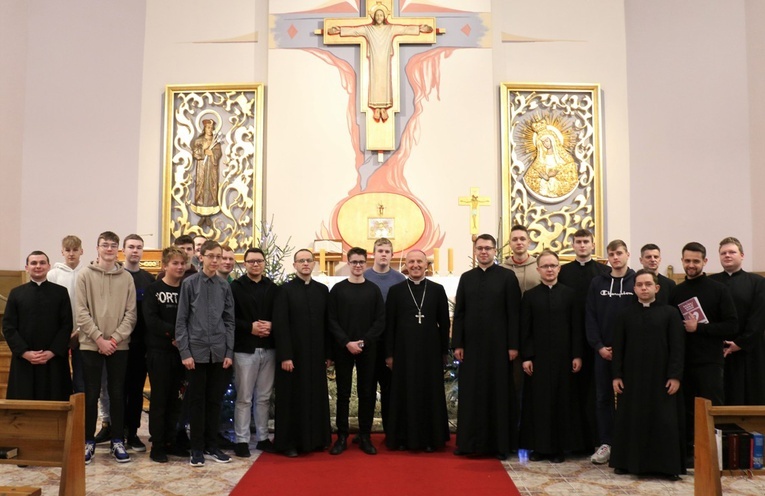 Uczestnicy z bp. Markiem Solarczykiem, ojcami duchownymi i alumnami.