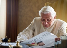Hołd zmarłemu Benedyktowi XVI składają ludzie Kościoła, głowy państw, politycy