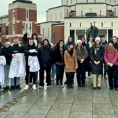 Przed sanktuarium św. Jana Pawła II.