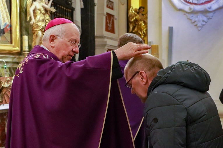 Środa Popielcowa: "Jedyna nadzieja to ta oparta na krzyżu Chrystusa"