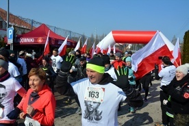 W biegach i marszu bierze udział kilkuset zawodników. 