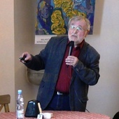 Profesof fizyki Rafał Abdank-Kozubski, w cieszyńskiej Cafe Muzeum mówil o skomplikowanym nanoświecie cząstek i fal.