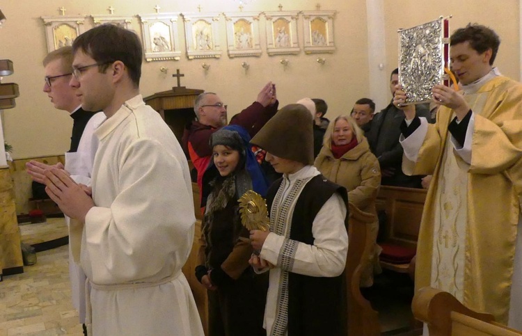 Rodzeństwo - Paulina i Szymek Milerowie wnieśli relikwie św. Hiacynty i św. Franciszka.
