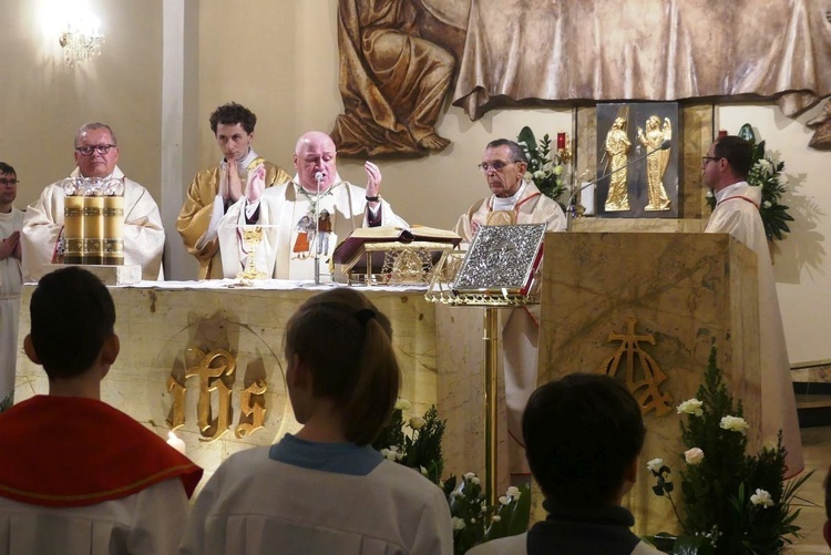 Bp Piotr Greger przewodniczył Mszy św. podczas wprowadzenia relikwii świętych dzieci z Fatimy.