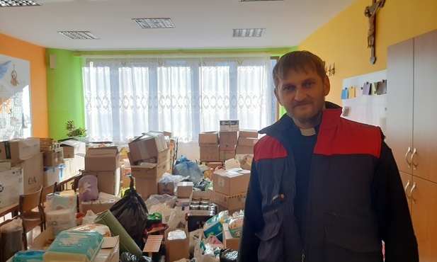 Ks. Mateusz z darami dla Ukrainy 
