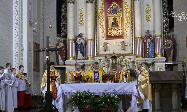 Bp Roman Pindel przewodniczył Mszy św. odpustowej ku czci św. Kazimierza w Rajczy. 