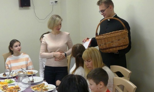 Każda pani i każde dziecko otrzymali słodki podarunek. Paniom wręczał je diakon Michał Juraszczyk.
