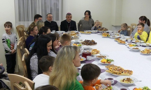 Spotkanie przy stole z ukraińskimi przysmakami.
