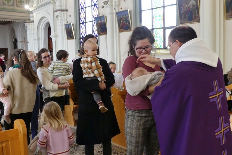 O. Ireneusz Toczydłowski OFM błogosławił wszystkie dzieci, które towarzyszyly mamom w czasie rekolekcji cieszyńskich.