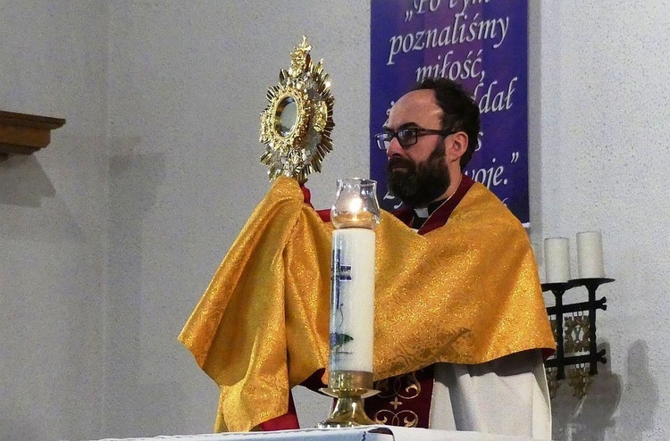 Ks. Grzegorz Tomaszek - moderator Domowego Kościoła rejonu Trójwieś, udzielił błogosławieństwa Najświętszym Sakramentem na zakończenie Namiotu Spotkania.