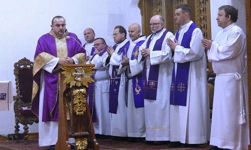 Ks. Jacek Moskal, diecezjalny moderator Domowego Kościoła, przewodniczył Mszy św. w Koniakowie.