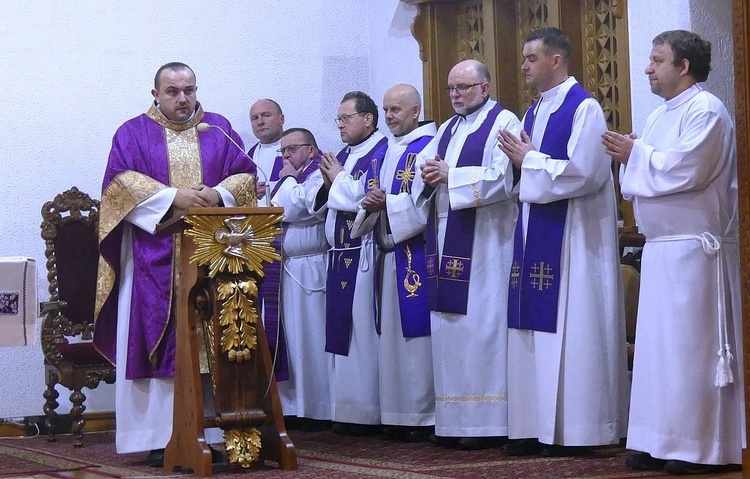 Ks. Jacek Moskal, diecezjalny moderator Domowego Kościoła, przewodniczył Mszy św. w Koniakowie.