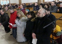 Małżonkowie podczas przygotowanej przez nich Drogi Krzyżowej w koniakowskim kościele św. Bartłomieja.
