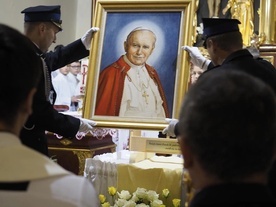 Pomocą w sztafecie mają być obrazy i relikwie św. Jana Pawła II.