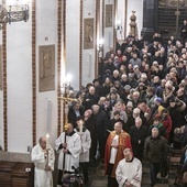 Kard. Nycz poświęcił stacje drogi krzyżowej w archikatedrze warszawskiej