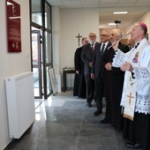 Dom poświęcił bp Marek Solarczyk. Obok ks. Wiesław Lenartowicz, Andrzej Anasiak i Leszek Waksmundzki.