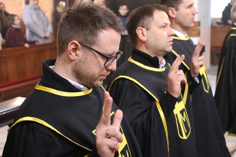 Wspólnota Rycerzy Jana Pawła II w diecezji powiększyła się przed tygodniem o nową chorągiew i sześciu nowych członków w Dobrzyniu n. Wisłą.