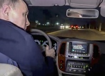 Ukraina: Putin odwiedził Mariupol w nocy, jak przystało na złodzieja
