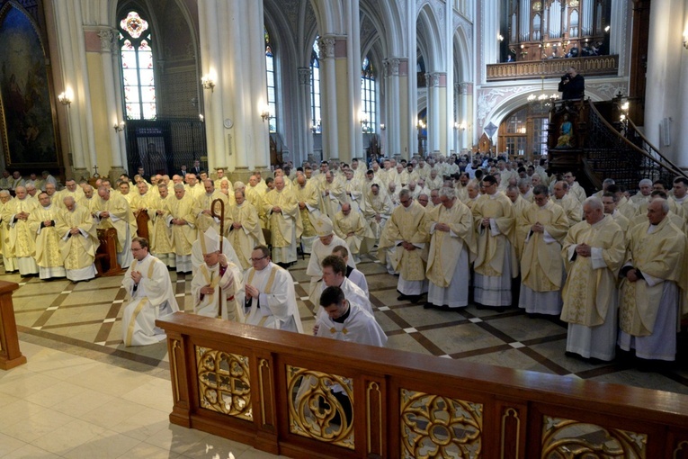 Wspólnota radomskich kapłanów na Mszy św. w Wielki Czwartek w katedrze. Eucharystii przewodniczy bp Marek Solarczyk.