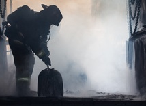 Na okupowanym Krymie Rosja wciela do armii strażaków
