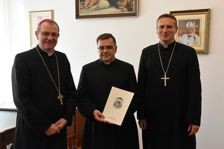 Ks. Andrzej Wiejak (w środku) został nowym proboszczem parafii pw. św. Marcina z Tours w Łebczu.