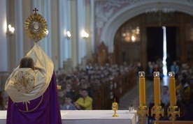 Bp Marek Solarczyk udziela uczestnikom rekolekcji błogosławieństwa Najświętszym Sakramentem.