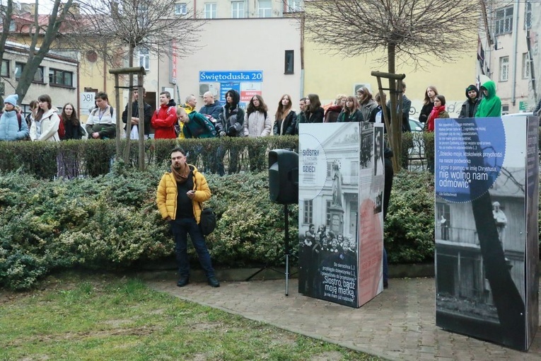 Otwarcie wystawy przed Instytutem Pamięci Narodowej w Lublinie.