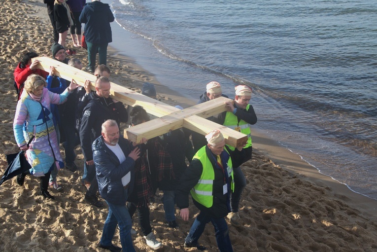 Z krzyżem na gdańskiej plaży 