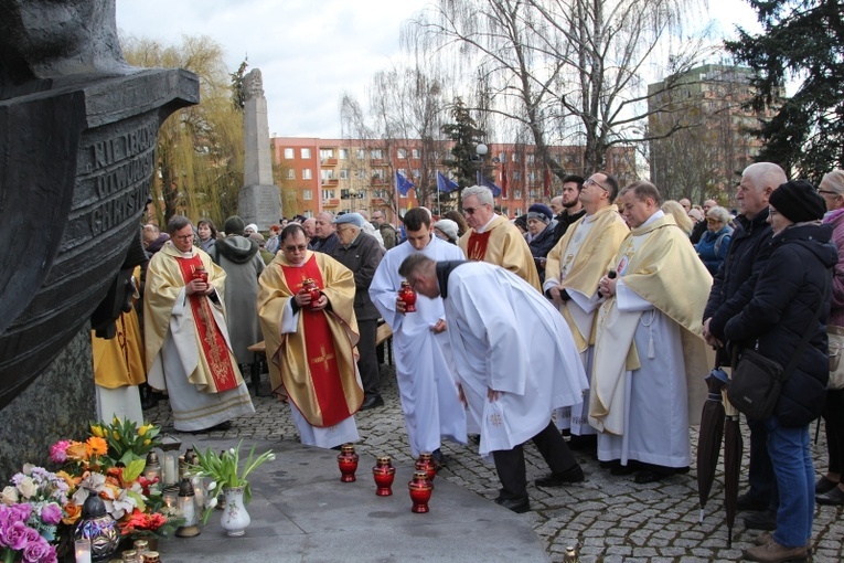 Msza św. pod papieskim pomnikiem