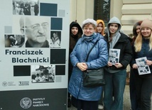 Grażyna Wilczyńska - autorka wystawy - wraz z młodzieżą zainteresowaną postacią ks. Blachnickiego.