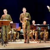 Muzycy - żołnierze ćwiczą pod batutą st. chor. szt. Tomasza Chwalińskiego.