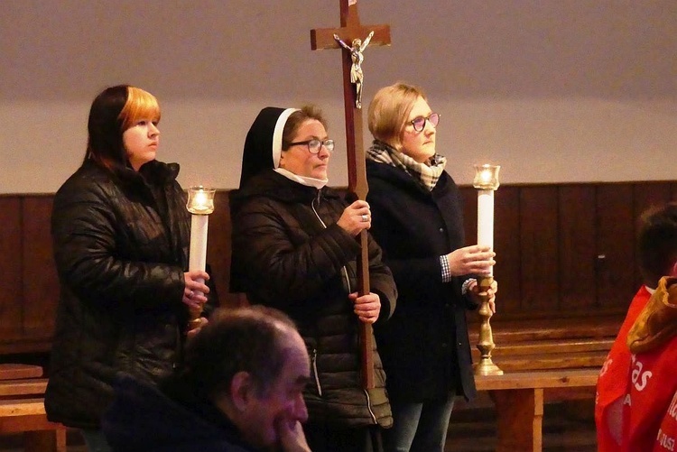 Reprezentantki Domu Matki i Dziecka Caritas także poniosły krzyż w czasie Golgoty Jasnogórskiej.