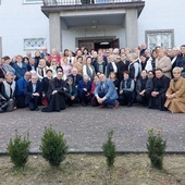 Wspólne zdjęcie uczestników przed domem rekolekcyjnym w Dąbrówce.