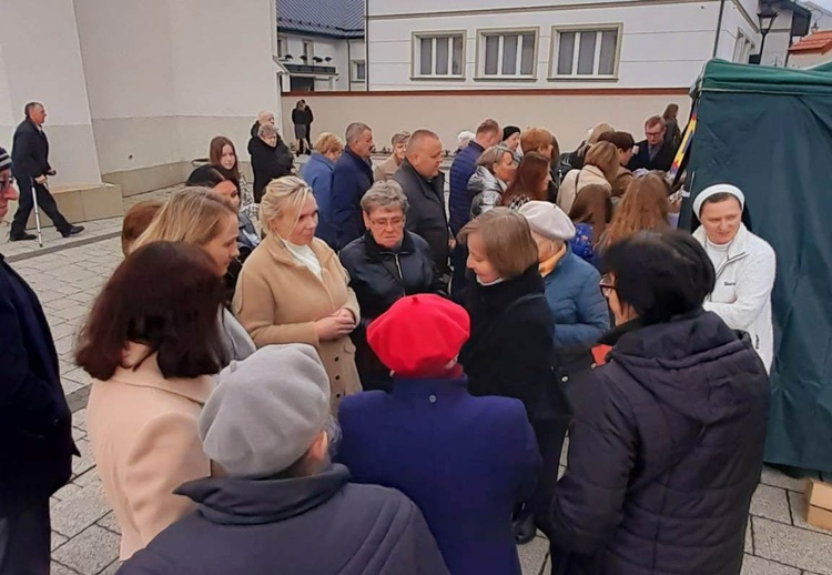 Bobowa. Kolejka do pomocy duszom czyśćcowym